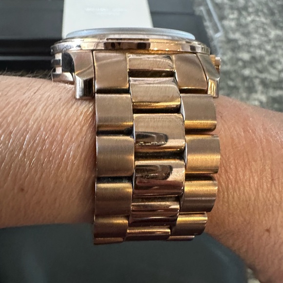 LIMITED EDITION Michael Kors Women’s Watch in Rose Gold - Picture 7 of 10